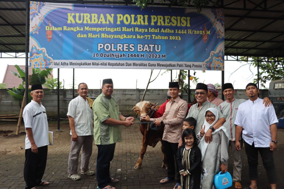 Serahkan Hewan Kurban, Kapolres Batu: Bentuk Keikhlasan Wujudkan Personel yang Presisi