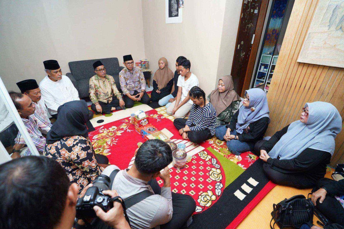 Wali Kota Batu, Nurochman Kunjungi Kediaman Almarhum Rizki Kurnia Wahyu Aditya, Peringati Hari Anti Bullying