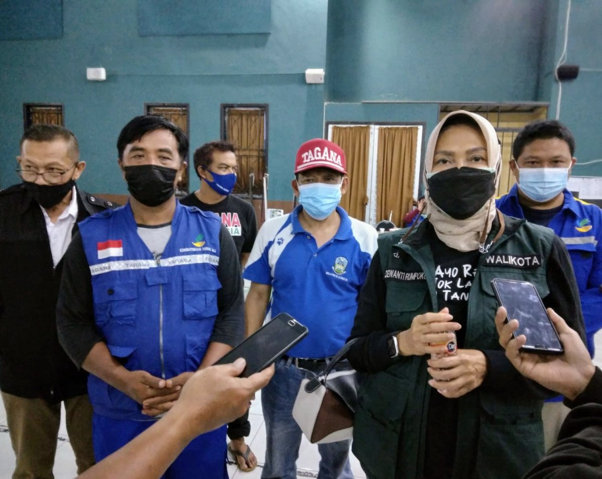 Tinjau Dapur Umum, Dewanti Pastikan Stok Ketersediaan Bantuan Pangan Tercukupi