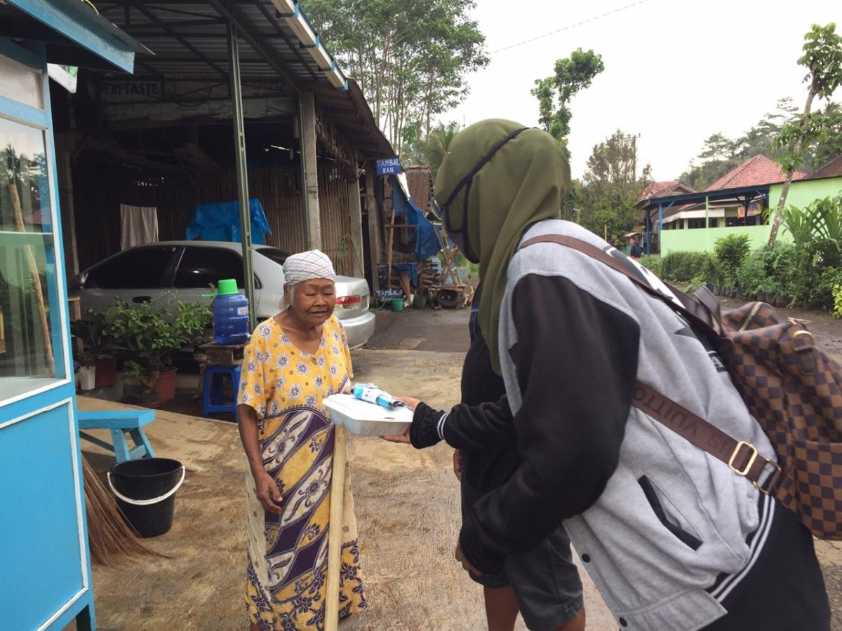 Bagikan Makanan, FSI Malang Dicurhati Lansia