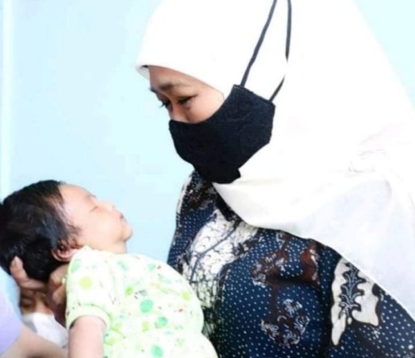 Postingan Khofifah Gendong Anak Korban KRI Nanggala 402 Berumur 18 Hari, Menguras Air Mata Ratusan Netizen