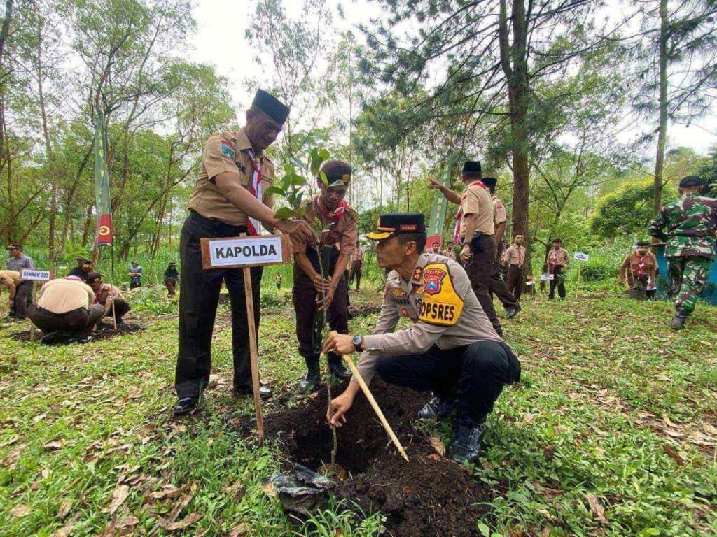 Persami SWK Kapolres Batu AKBP Oskar Bersama Forkopimda Tanam Ribuan Pohon