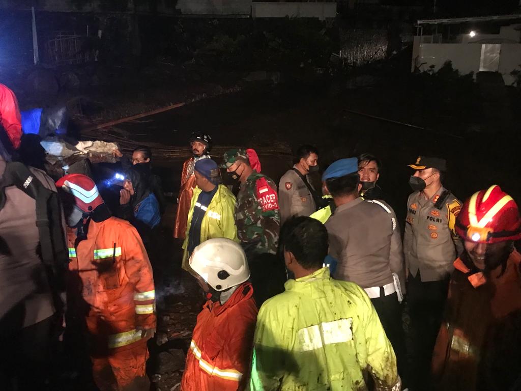 Kapolres Batu Bersama Forkopimda, Bantu Pencarian Korban Banjir Bandang