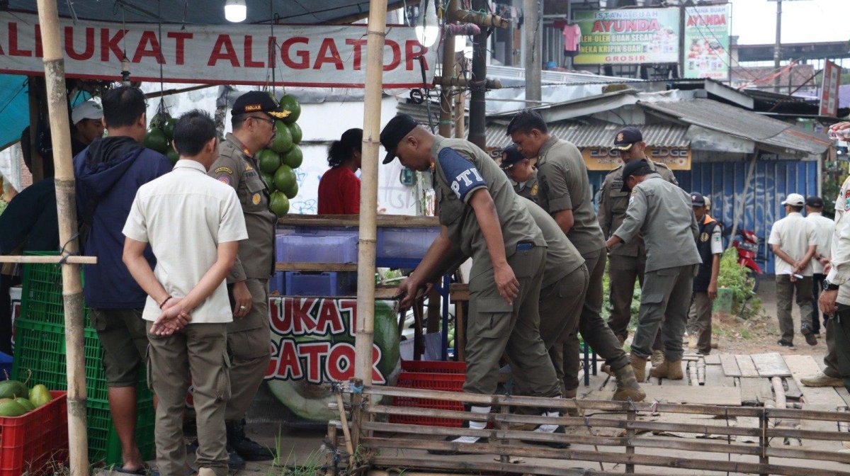 Operasi Gabungan Satpol PP Pemkot Batu Tertibkan PKL dan Parkir Liar