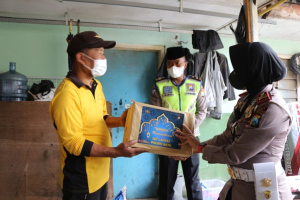 Bantu Masyarakat Terdampak Bencana Alam, Satlantas Polres Batu Berikan Sembako
