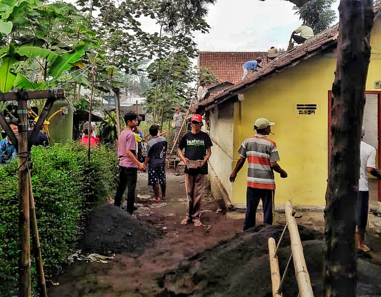 Ringankan Beban Pandemi, Komunitas Warga Blayu Peduli Bedah Rumah