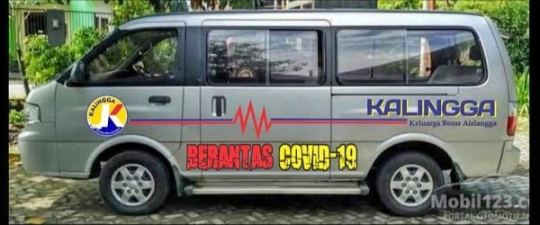 Dorong Semangat Berbagi di HUT RI, Alumnus Airlangga Serahkan Mobil Ambulance