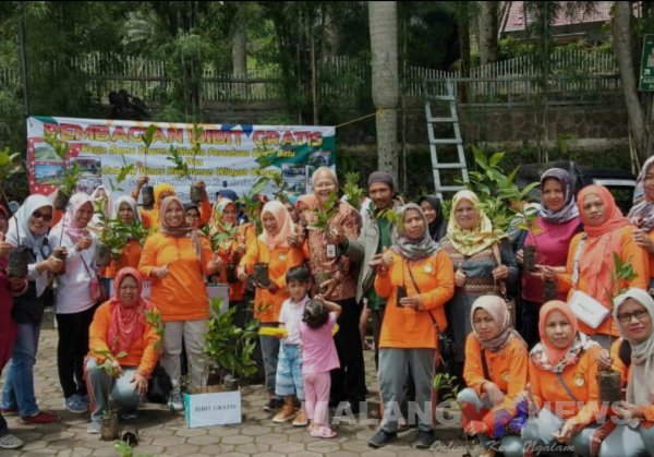 Peduli Lingkungan, Dharma Wanita BBPP Kota Batu Bagikan Bibit Pohon