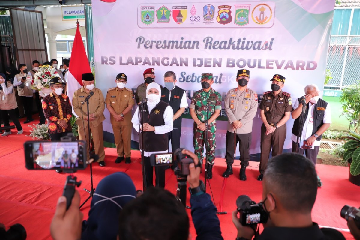 Tinjau RS Lapangan Ijen Boulevard, Kofifah Ingatkan Percepatan Vaksinasi Booster Lansia