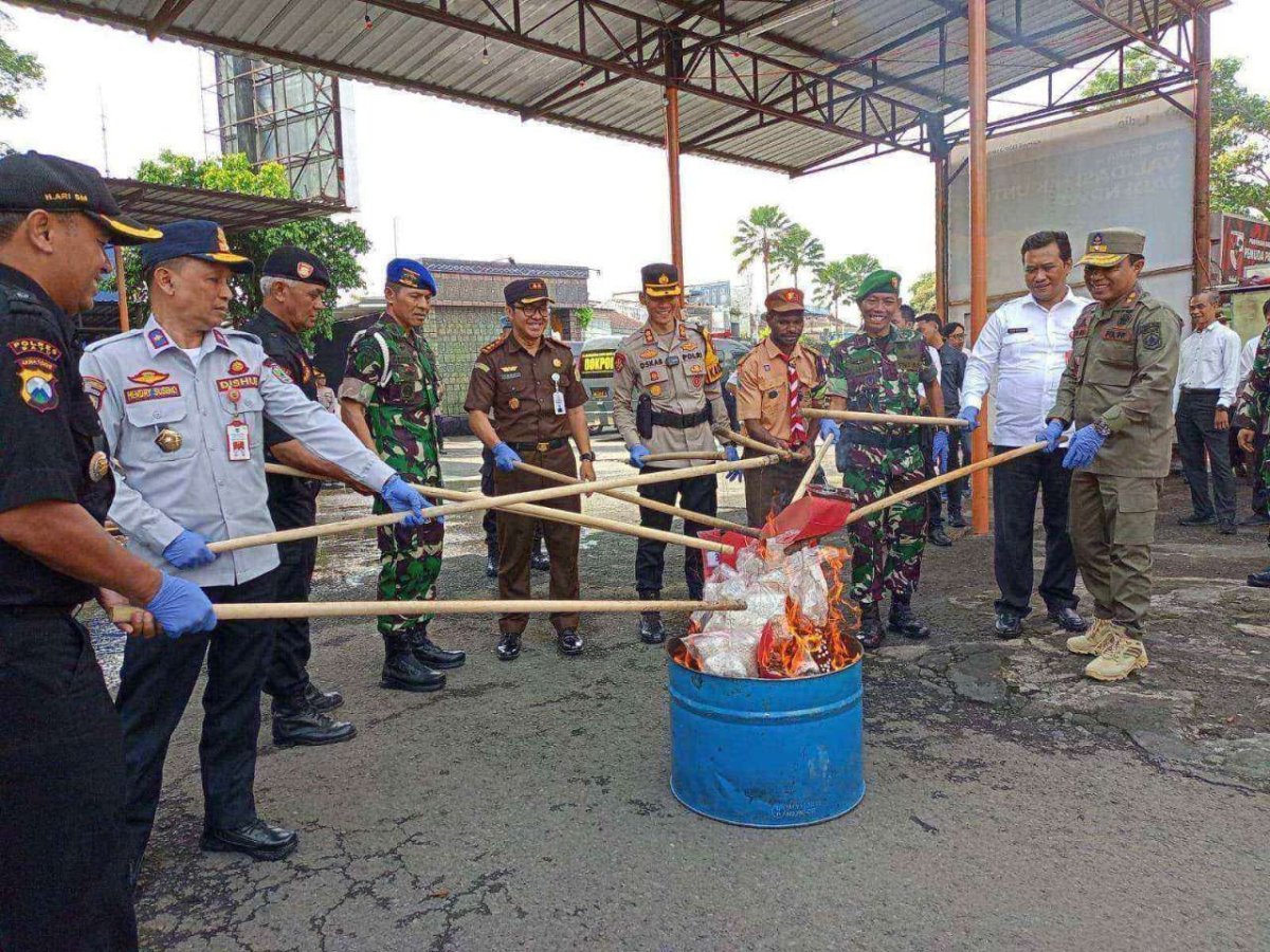 Apel Gelar Pasukan Ketupat Semeru 2024, Polres Batu Musnahkan Miras dan Narkoba
