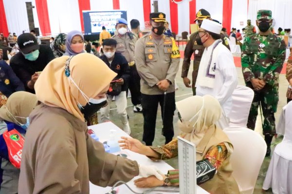 Serentak, Ribuan Santri dan Pengurus Ponpes di Jombang Ikuti Vaksinasi