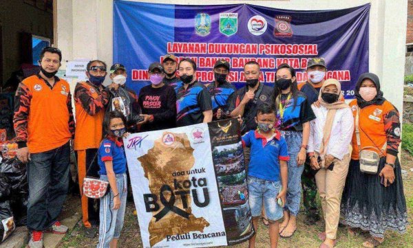 Prihatin Banjir Bandang, Carabao Billiards Indonesia Salurkan Bantuan Sembako