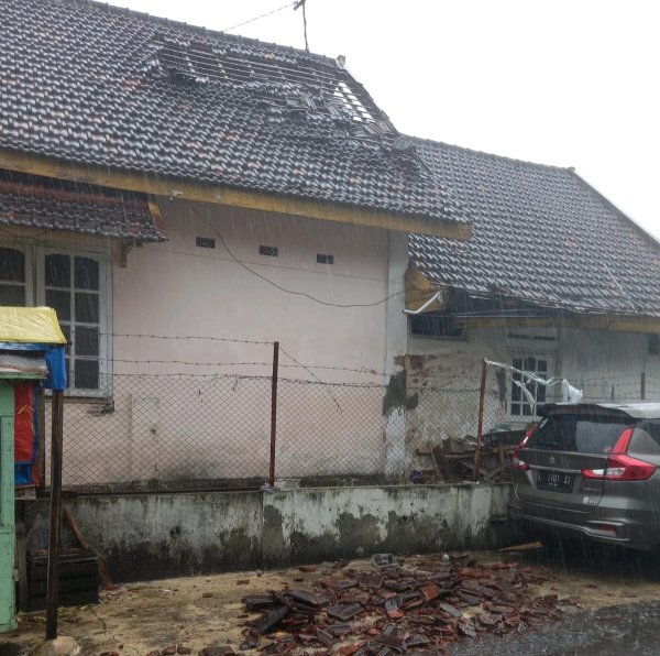 Angin Puting Beliung Rusak Rumah Warga Kaliputih dan Sekolah, BPBD Imbau Waspada