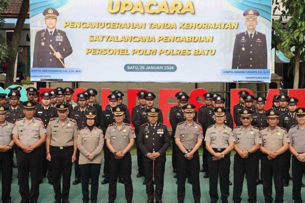 Kapolres Batu Aris: Lencana Bukti Loyalitas dan Pengabdian Tanpa Cacat, Satyalencana Pengabdian Tersemat