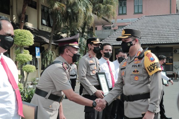 Kombes Pol Buher Pimpin Upacara Sertijab dan Pemberian Penghargaan Anggota Berprestasi