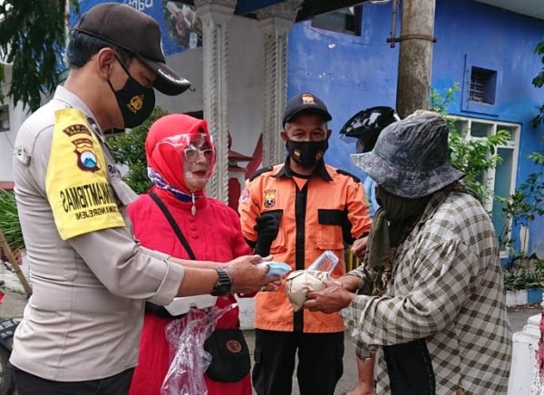 Warung Sosial di Turen, Bantu Sesama Saat Pandemi