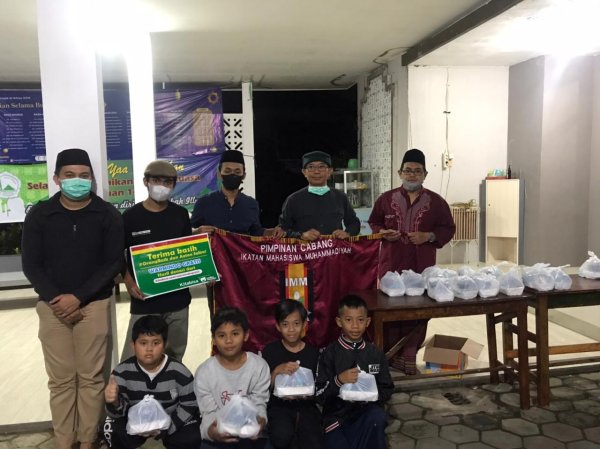 Bersama Yayasan Seribu Senyum, kitabisa.com dan Axton Salim, IMM Malang Raya Salurkan 1700 Bantuan