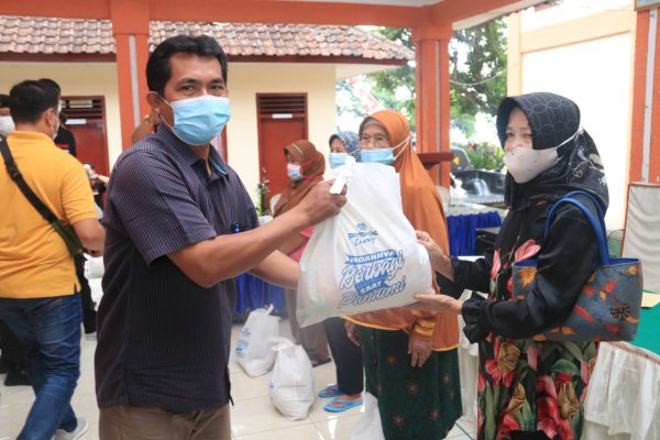 Bidhumas Polda Jatim Bersama Wartawan, Bagikan 1.000 Paket Sembako
