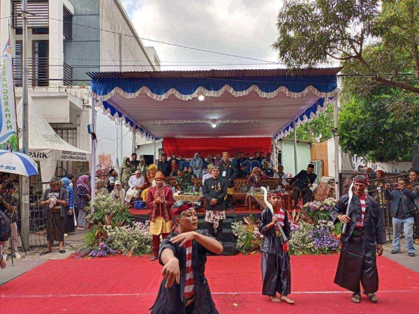Serangkaian dari Selamatan Desa ke-169, Pemdes Pesanggrahan Gelar Karnaval Budaya Pesanggrahan Art and Culture Carnival