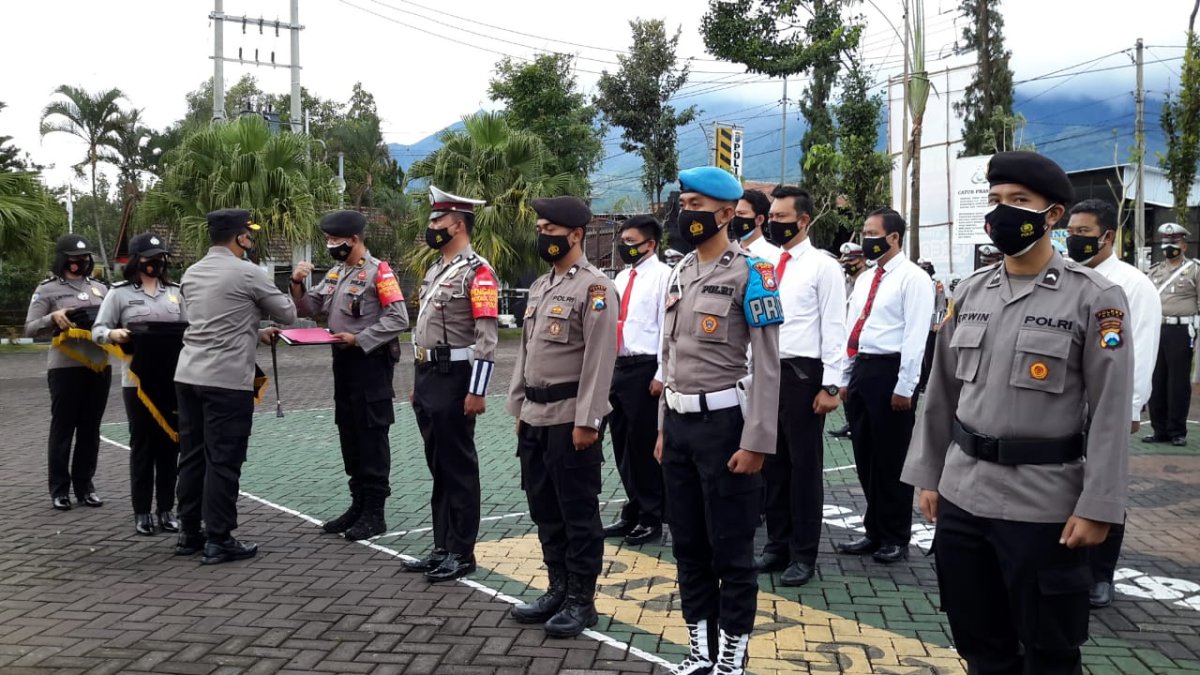 Kapolres Batu, Berikan Penghargaan Kepada Anggota yang Berprestasi