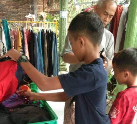 Omah Sandang Gratis, Donasi Menarik Warga Gunungsari Tajinan