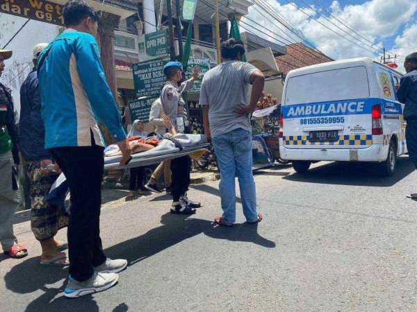 Polresta Malang Kota Bersama Kodim dan Relawan, Evakuasi Korban Laka Lantas