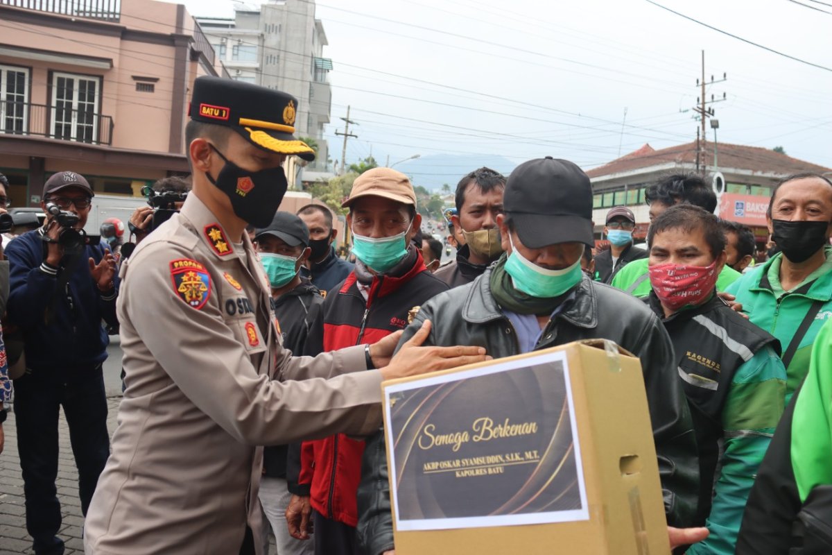 Pasca Kenaikan Harga BBM, Kapolres Batu AKBP Oskar Berikan Bantuan Paket Sembako Kepada Puluhan Ojol