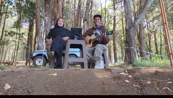 Diapresiasi Wisatawan Request Lagu, Penyandang Disabilitas Eko Pramono Mengamen di Payung Pinus