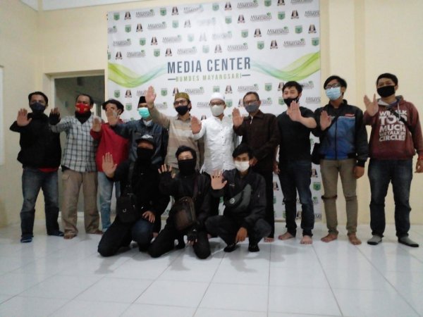 Bumdes Mayangsari, Ajak Bukber Wartawan dan Puluhan Driver Online