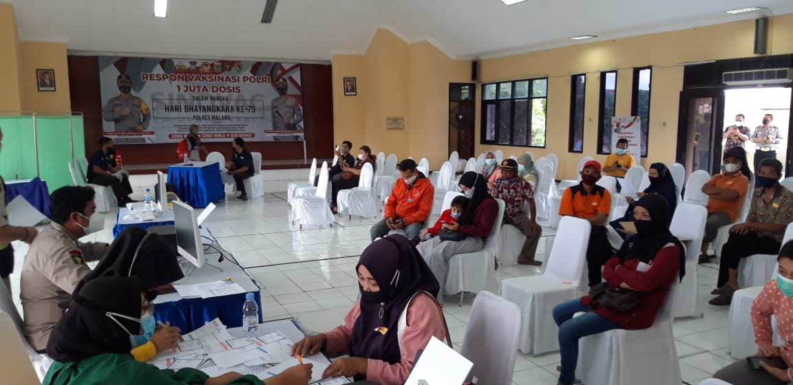 Peringati Hari Bhayangkara ke-75, Polres Malang Gelar Vaksin Gratis di Satpas Singosari