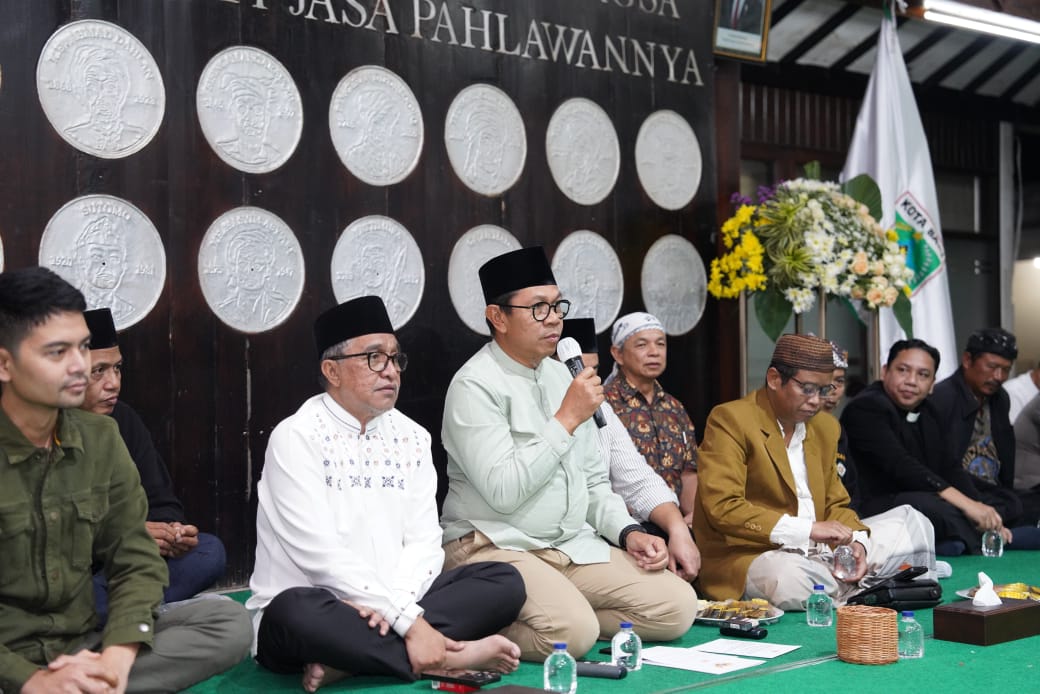 Ajak Semua Pihak Jaga Kota Batu Tetap Aman dan Damai, Pemkot Batu Gelar Doa Bersama Aliansi Ojol dan Tokoh Lintas Agama