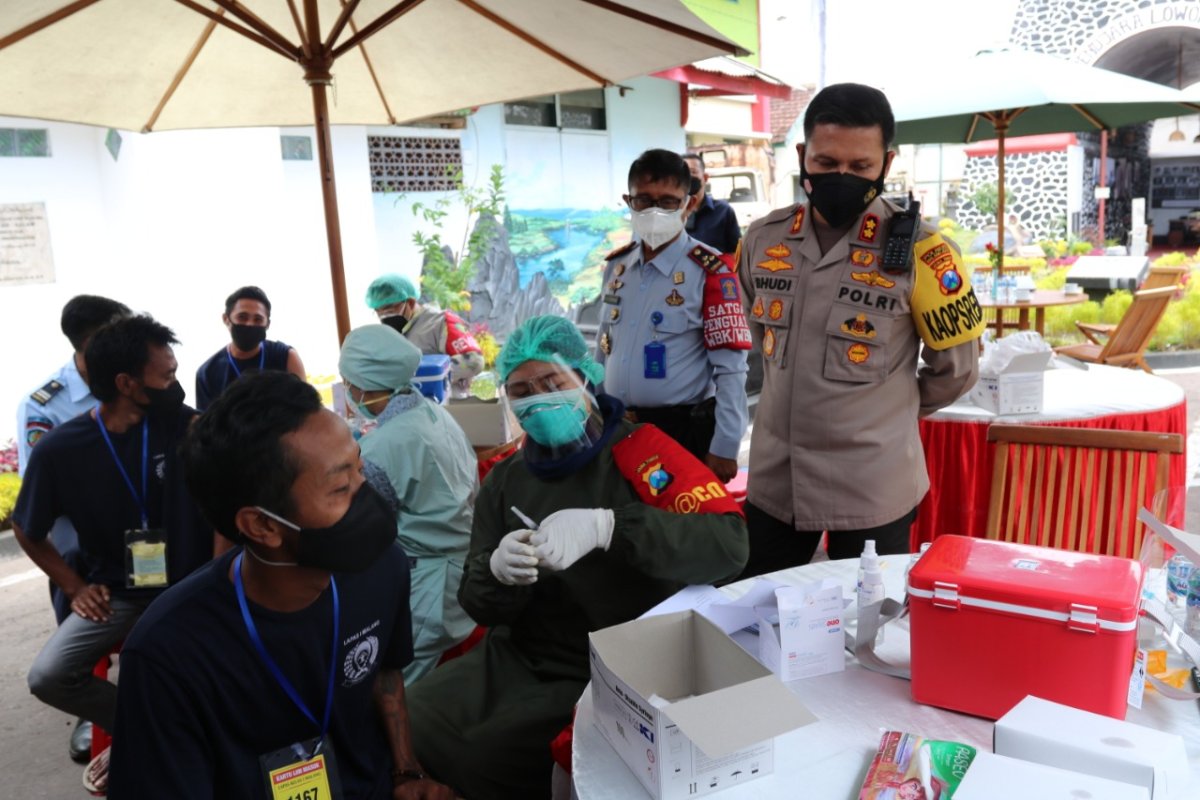 Tinjau Vaksinasi ke LP Lowokwaru, Kapolresta Malang Kota Berikan Vitamin Kepada Warga Binaan