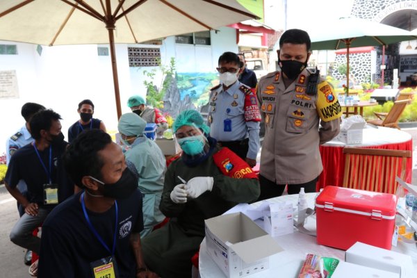 Tinjau Vaksinasi ke LP Lowokwaru, Kapolresta Malang Kota Berikan Vitamin Kepada Warga Binaan