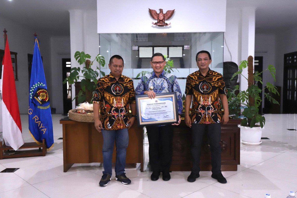 Pj. Wali Kota Batu Dr. Aries Agung Paewai Terima Penghargaan Tokoh Peduli Pers dari PWI Jatim