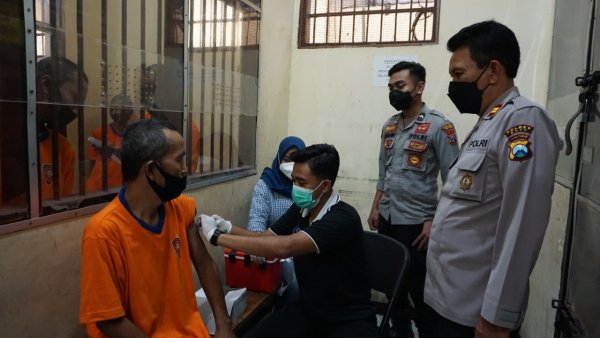 Cegah Penyebaran Covid-19, Polres Batu Berikan Suntikan Vaksinasi Kepada Tahanan