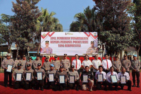 Kapolres Batu AKBP Oskar Beri Penghargaan Anggota yang Berprestasi