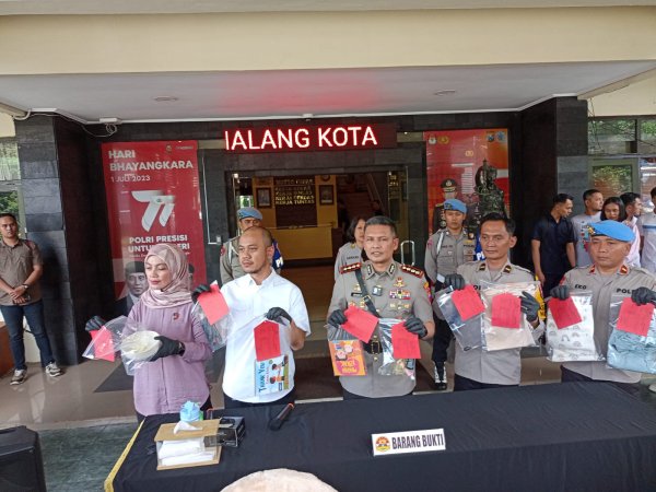 Konferensi Pers, Kapolresta Malang Kota Kombes. Pol Buher Ungkap Kasus Kekerasan Balita Anak Selebgram @emyaghnia