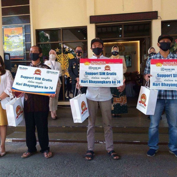 HUT Bhayangkara ke-74, Polres Batu Berikan SIM Gratis