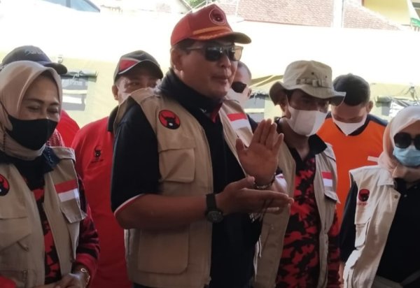 Baguna DPC PDI Perjuangan, Bagikan Sembako di Tirtoyudo