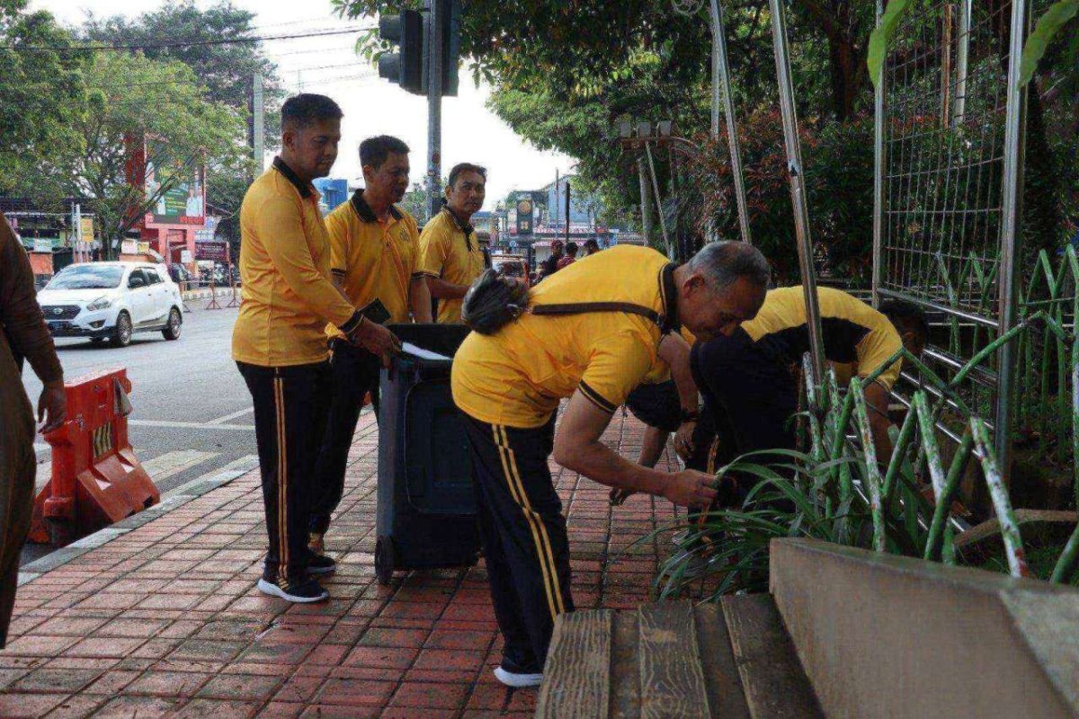 Gerakan Nasional “Indonesia Asri” Polres Batu dan Pemkot Gelar Sinergi Bersama, Gelar Korve Massal di Alun-Alun