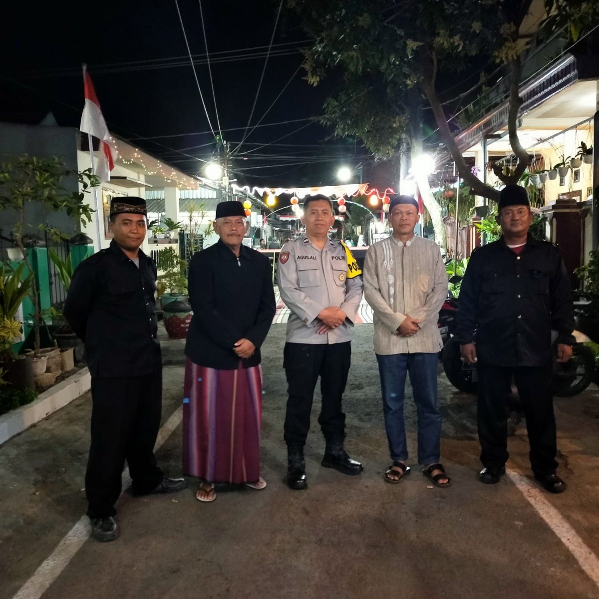 Sambut HUT RI ke-78, Polisi RW Polresta Malang Kota Bersama Warga Lestarikan “Barikan”