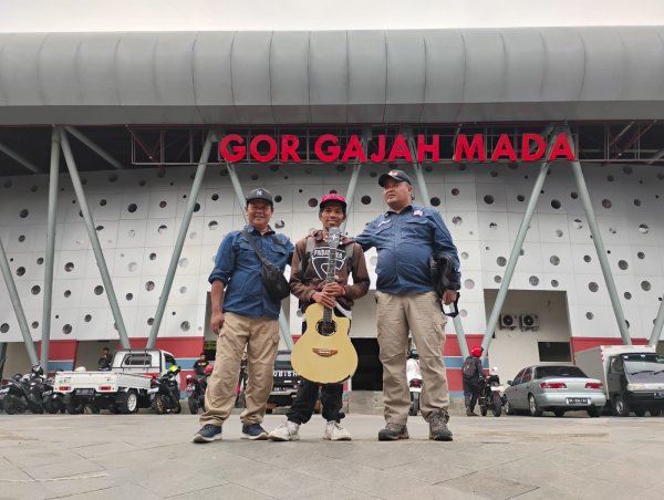 Apresiasi Pengamen Disabilitas Eko Pramono, Musisi Punk Oki Honestyan Adi, Salut dan Beri Apresiasi