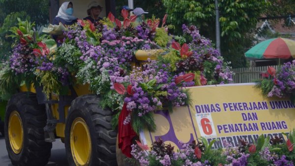 Batu Art Flower Carnival Tampilkan 100 Mobil Hias Sukses Digelar, Kadisparta: Bangkitkan Perekonomian dan Kearifan Lokal