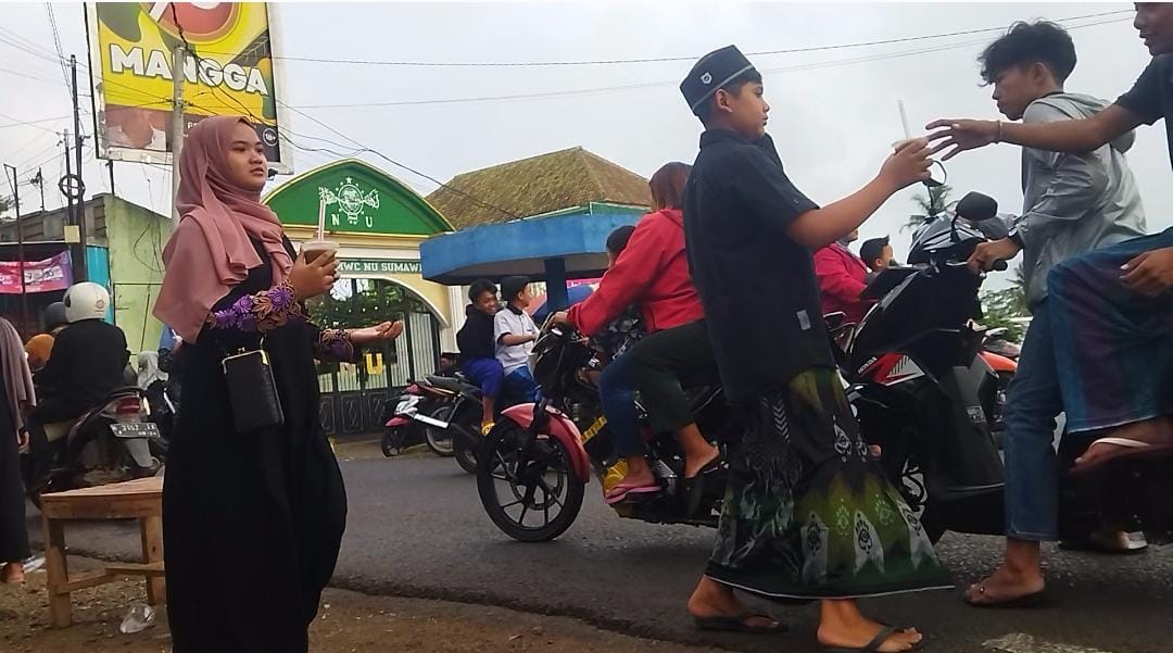 Ponpes Sirojul Ulum dan Siswa SMP PGRI AS Sarqowi Sumbermanjing Wetan Bagikan 500 Takjil