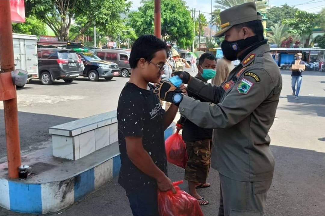 Jalan-Jalan di Kota Batu Tak Pakai Masker, Ini Hukumannya