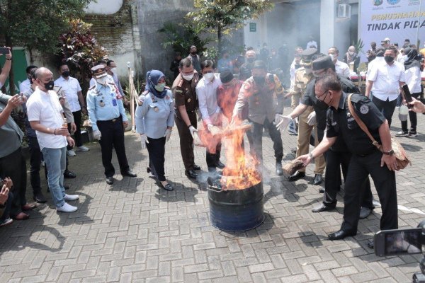 Kolaborasi Bersama BNN, Polresta Malang Kota Musnahkan Belasan Kilogram Narkoba