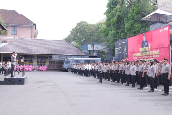 Pimpin Upacara Kenaikan Pangkat 50 Personil Polresta Malang Kota, Kombes Pol. Buher: Tingkatkan Kenerja dan Tanggung Jawab
