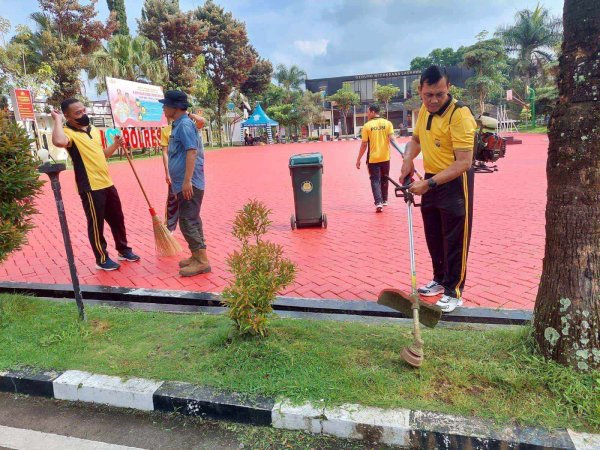 Jaga Kebersihan, Personil Polres Batu Laksanakan Korve di Mapolres