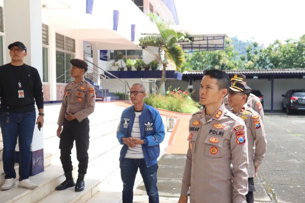 Jumat Agung, Kapolres Batu AKBP Oskar bersama PJU Melaksanakan Pengamanan Gereja