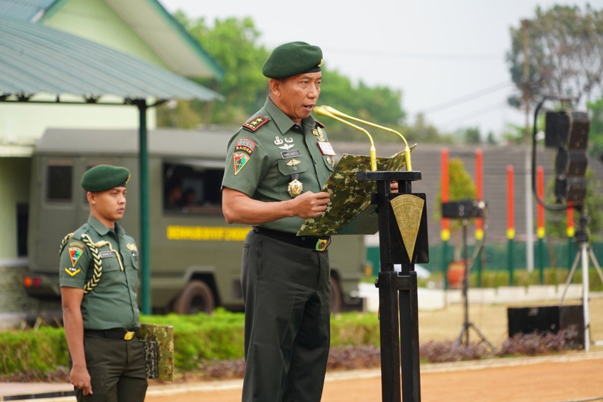 Pangdivif 2 Kostrad Mayjen TNI Haryanto Pimpin Upacara Bendera di Lapangan Penegak Sapta Marga Madivif 2 Kostrad